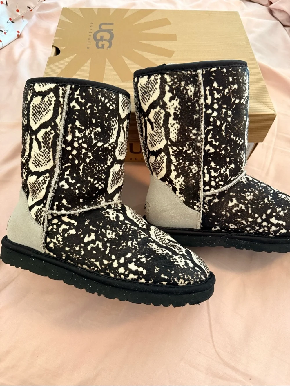 UGG W Classic Short Exotic Snake Boots - Black & Cream